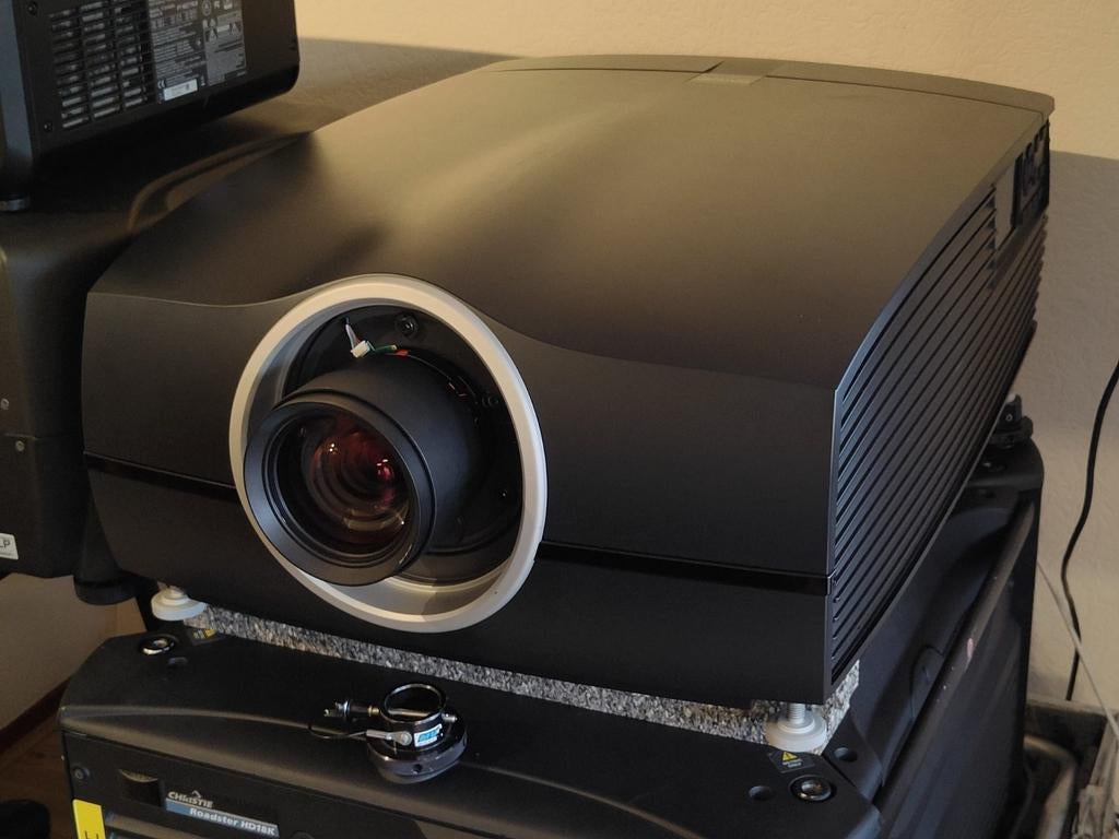 BARCO F90-W13 WUXGA 13000 Lumen Laser Projector + Lens, Ophalen of Verzenden, Overige resoluties, BARCO, Gebruikt