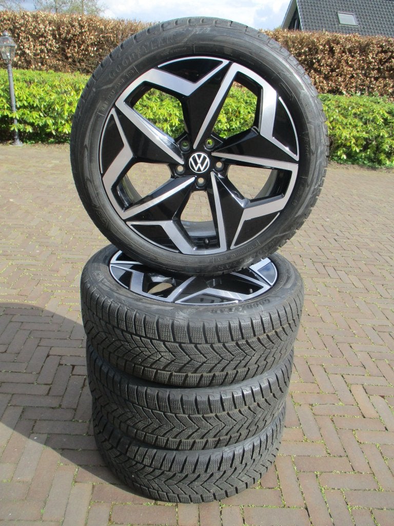 Originele VW ID3 19 inch winterbanden id.3 NIEUWST Andoya, 19 inch, Banden en Velgen, Personenwagen, Gebruikt