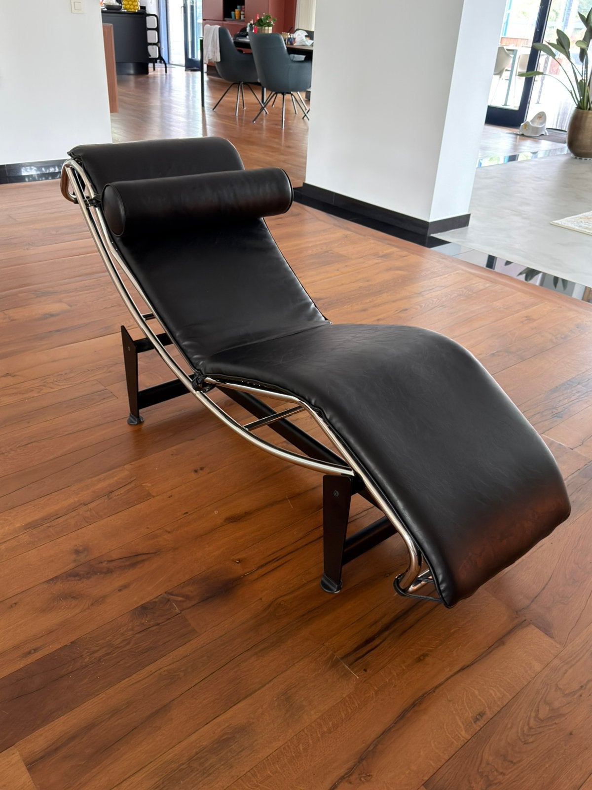 Cassina Le Corbusier LC4 REPLICA zwart leder, Ophalen, 125 tot 150 cm, Leer, Zo goed als nieuw
