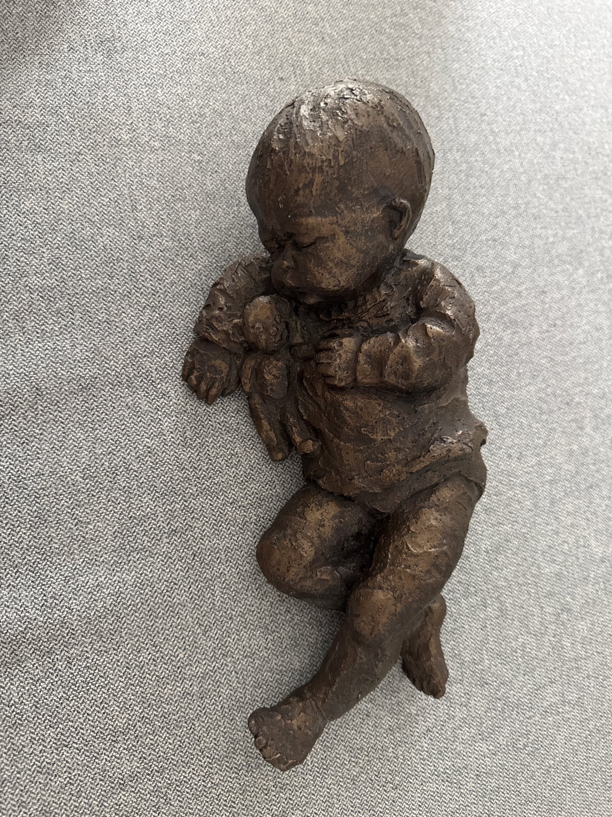 Bronzen beeldje slapende baby met stempel, Ophalen, Overige onderwerpen, Minder dan 20 cm, Brons