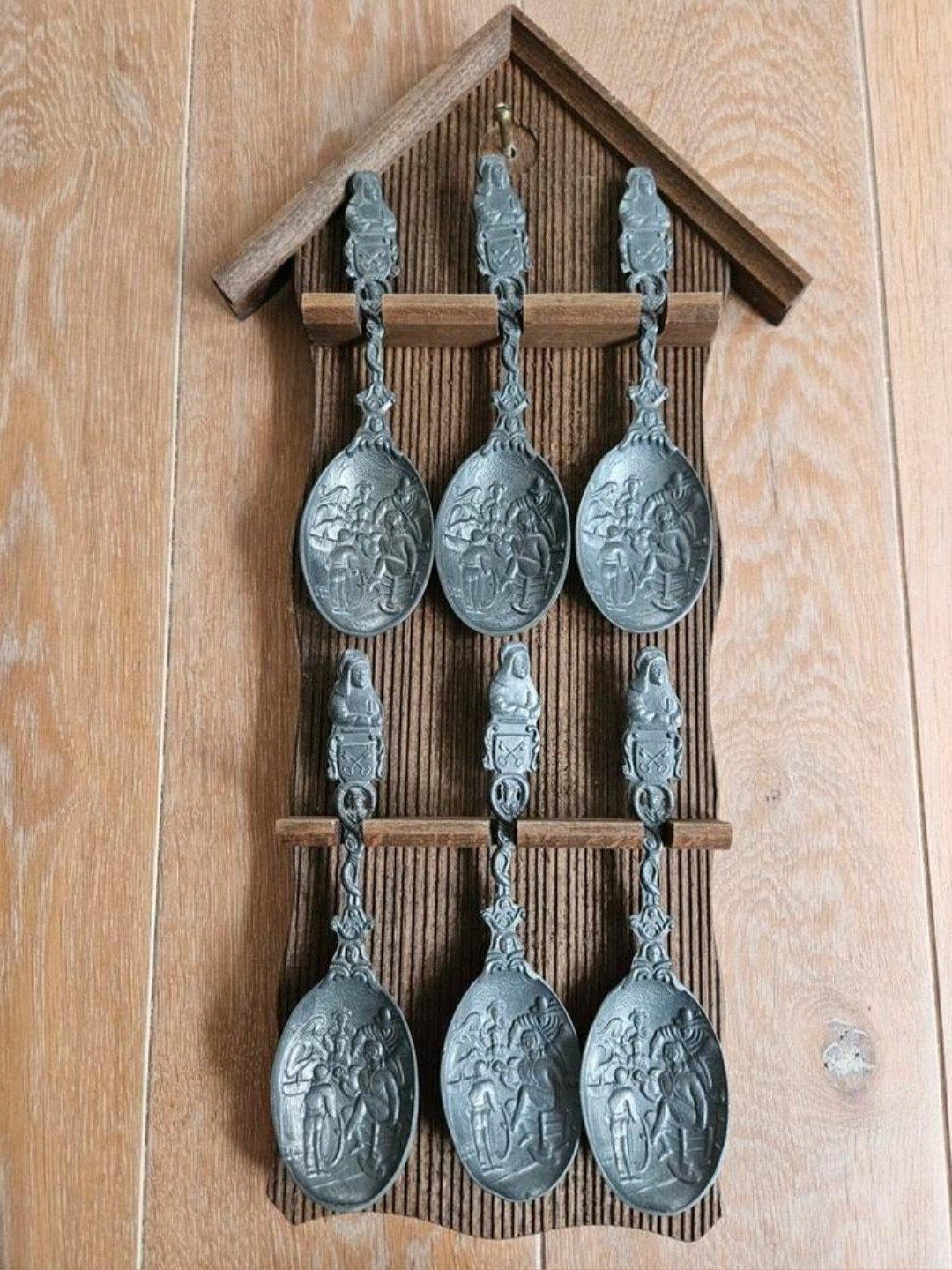 Vintage -  6 tinnen lepels op houten rek, de Tandmeester, Antiek en Kunst, Antiek | Tin, Ophalen of Verzenden