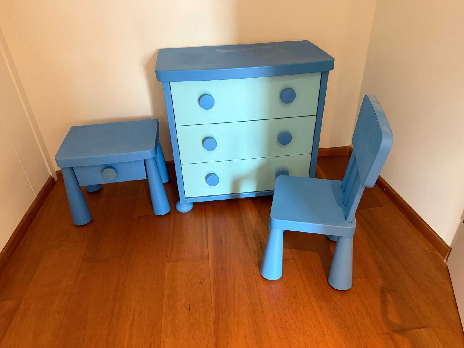 Kinderkamer meubelset: ladekast, tafel en stoel, Kinderen en Baby's, Kinderkamer | Tafels en Stoelen, Ophalen, Gebruikt, Tafel(s) en Stoel(en)