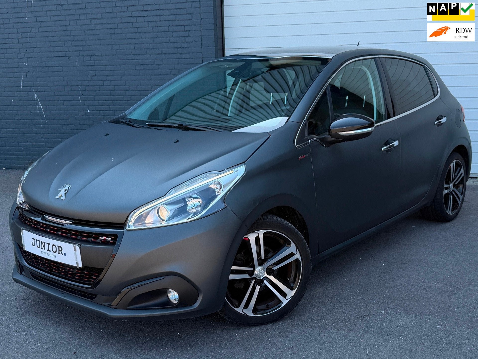 Peugeot 208 1.2 PureTech GT-line PANO/LEDER/CARPLAY/CAMERA/C, Voorwielaandrijving, Leder en Stof, 23 km/l, Origineel Nederlands