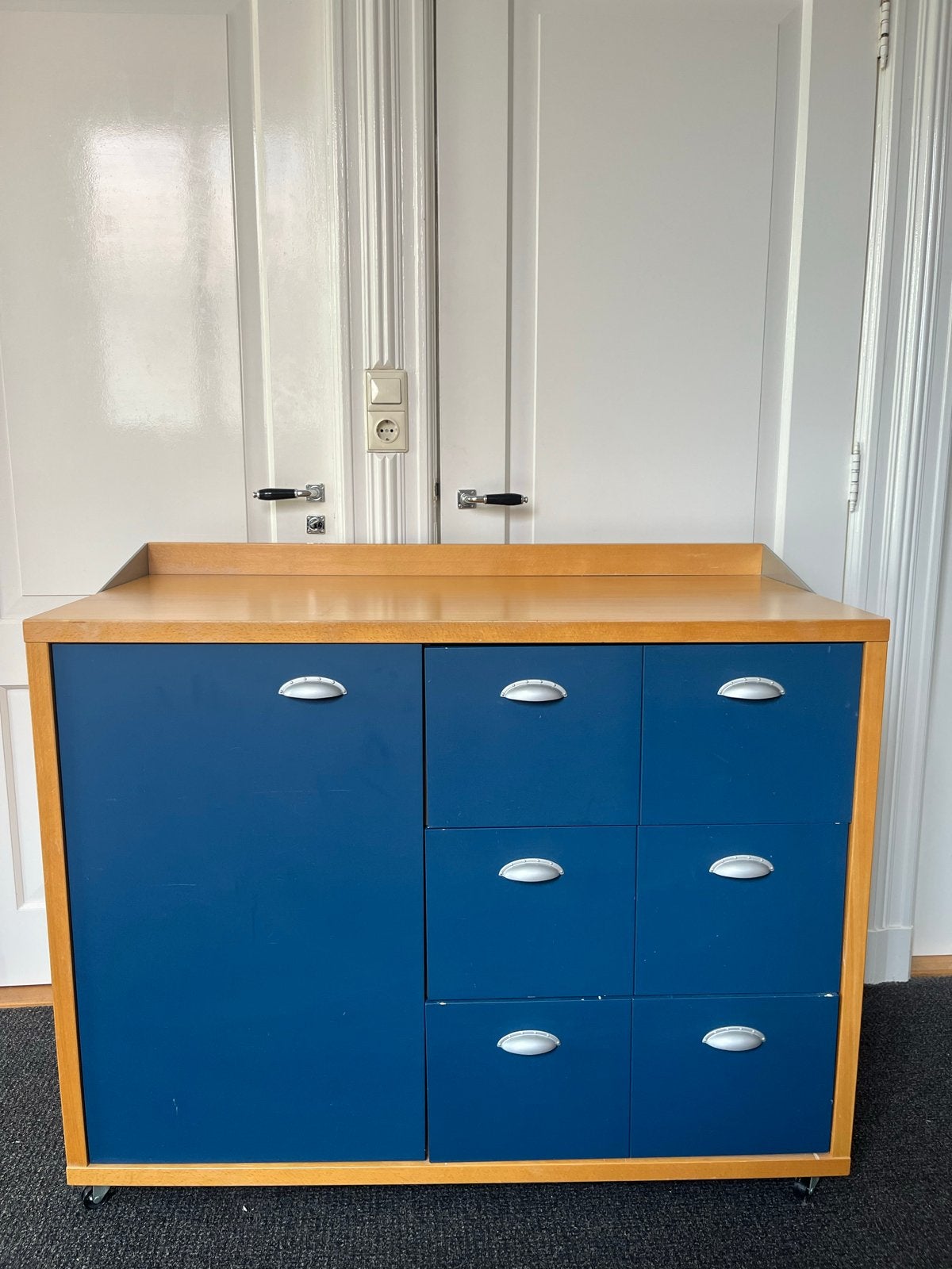 Blauwe commode met houten blad op wieltjes en met lades, Gebruikt, 50 tot 70 cm, Ophalen of Verzenden, 100 cm of meer