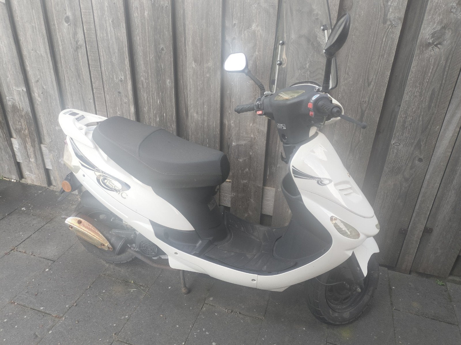 Witte scooter met lekke band nieuwe accu - opknapper, Ophalen, Gebruikt, Onbekend, Benzine