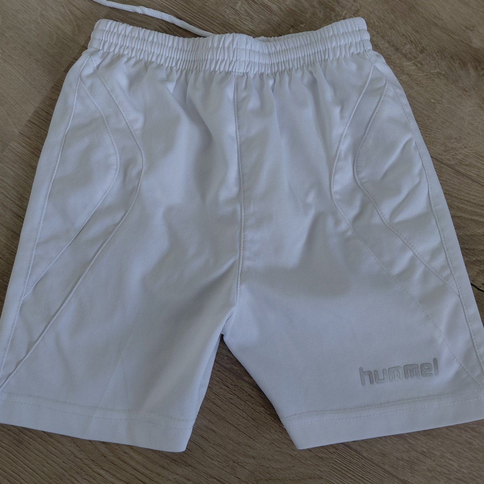 Sport broekje hummel 128 wit, Ophalen of Verzenden, Zo goed als nieuw, Jongen of Meisje, Sport- of Zwemkleding