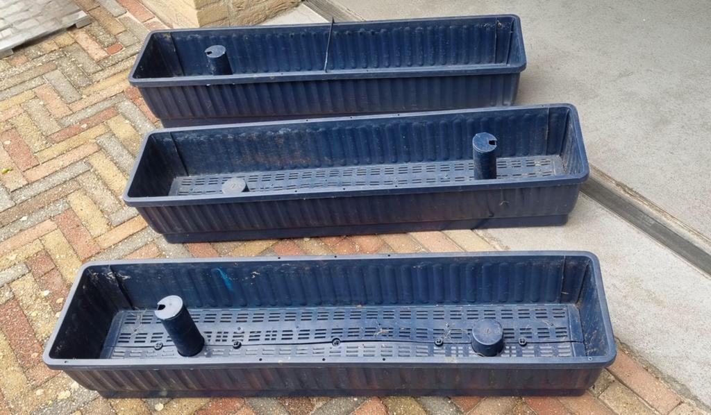 3x Donkerblauwe Kunststof Bloembakken met Waterreservoir, Tuin en Terras, Bloembakken en Plantenbakken, Ophalen, Kunststof, Gebruikt