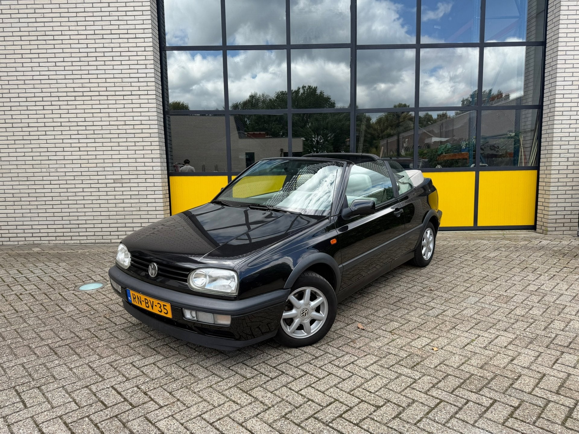 Volkswagen Golf Cabriolet 1.8 Avantgarde, elektrische kap (, Gebruikt, Beige, 4 cilinders, Cabriolet
