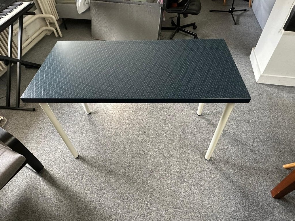 Modern desk with dark blue top and white legs, Huis en Inrichting, Ophalen, Spaanplaat of MDF, Zo goed als nieuw, IKEA