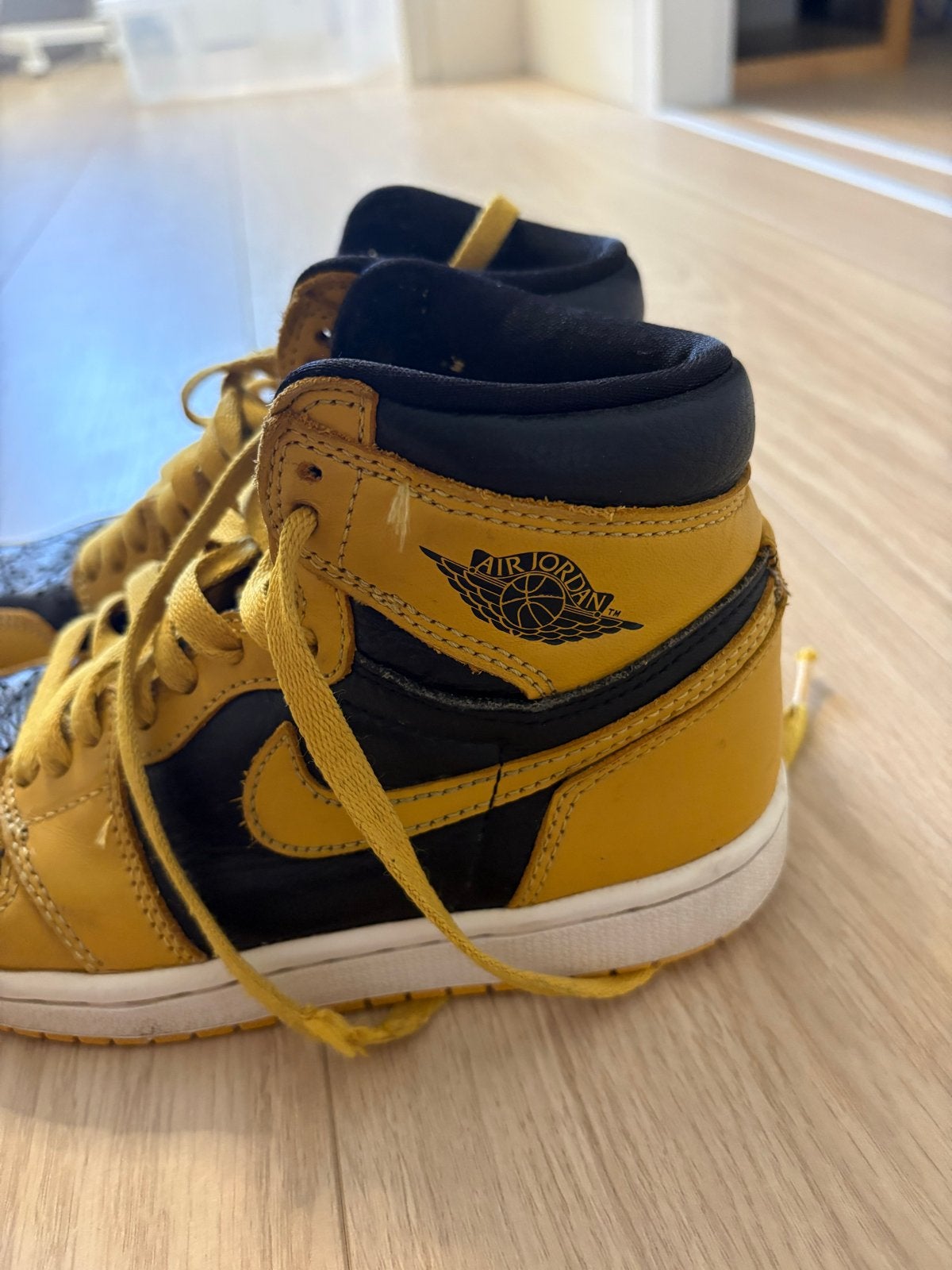 Nike Air Jordan 1 Mid - Geel/Zwart - Maat 36, Ophalen of Verzenden, Gedragen, Geel, Sneakers of Gympen