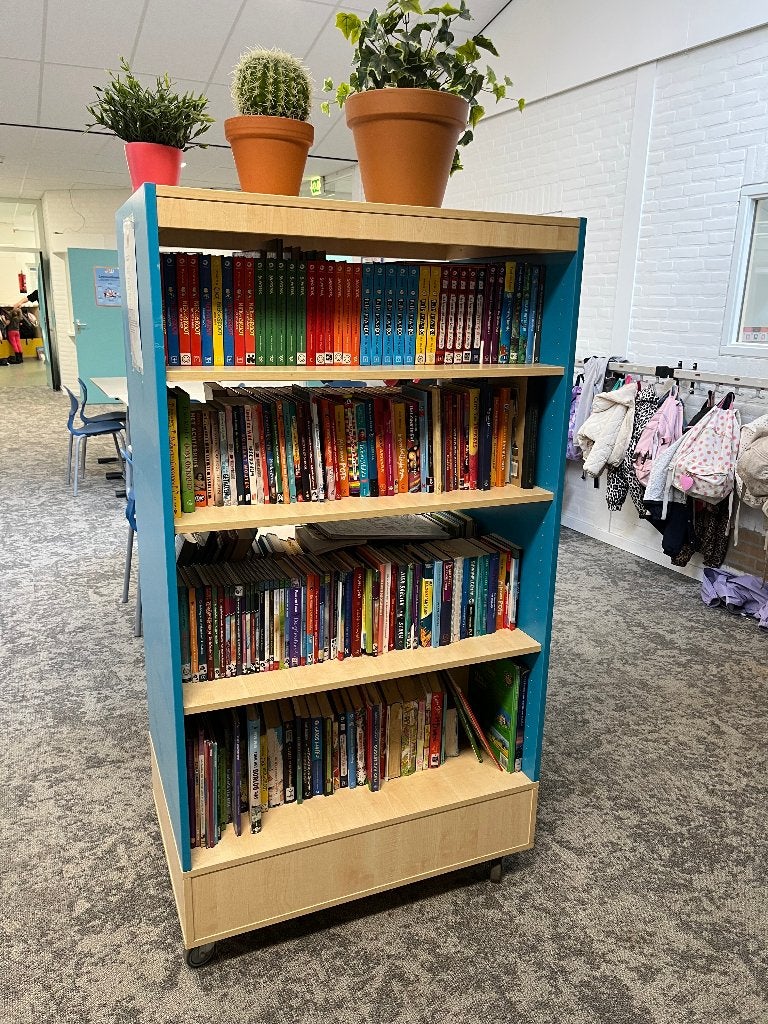 mooie boekenkast op wieltjes, Ophalen, Met plank(en), Gebruikt, 50 tot 100 cm