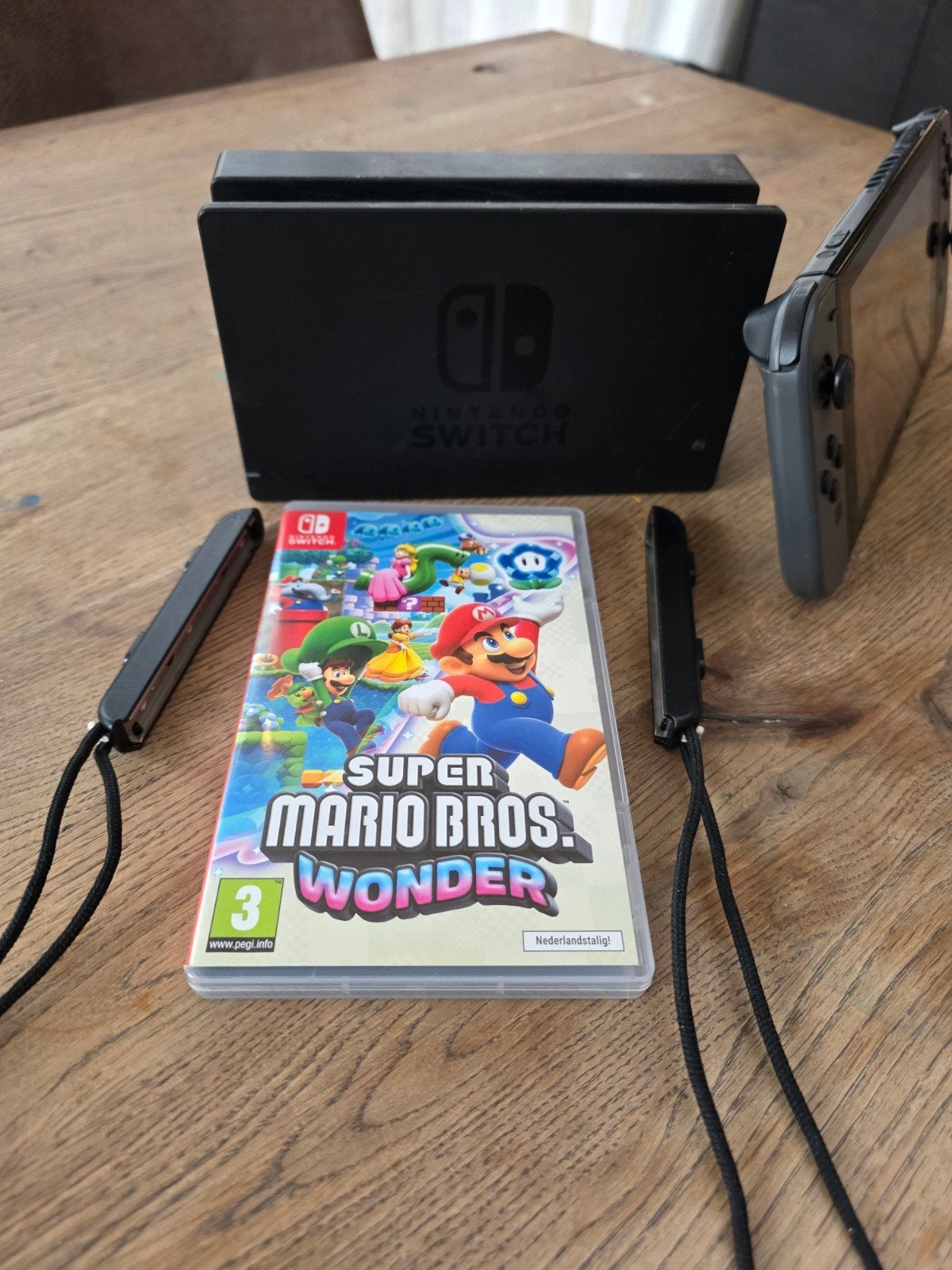 Nintendo Switch met Super Mario Bros. Wonder, Spelcomputers en Games, Ophalen, Met games, Met 2 controllers, Zo goed als nieuw