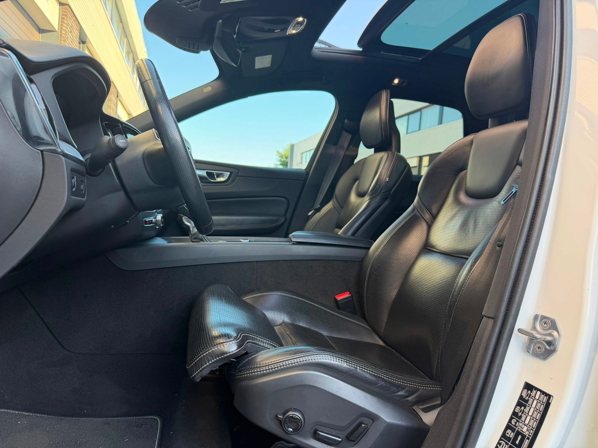 Foto 2 van Volvo XC60 2.0 T6 AWD Inscription PANO/HUD/B&W/360/MEMORY/VO