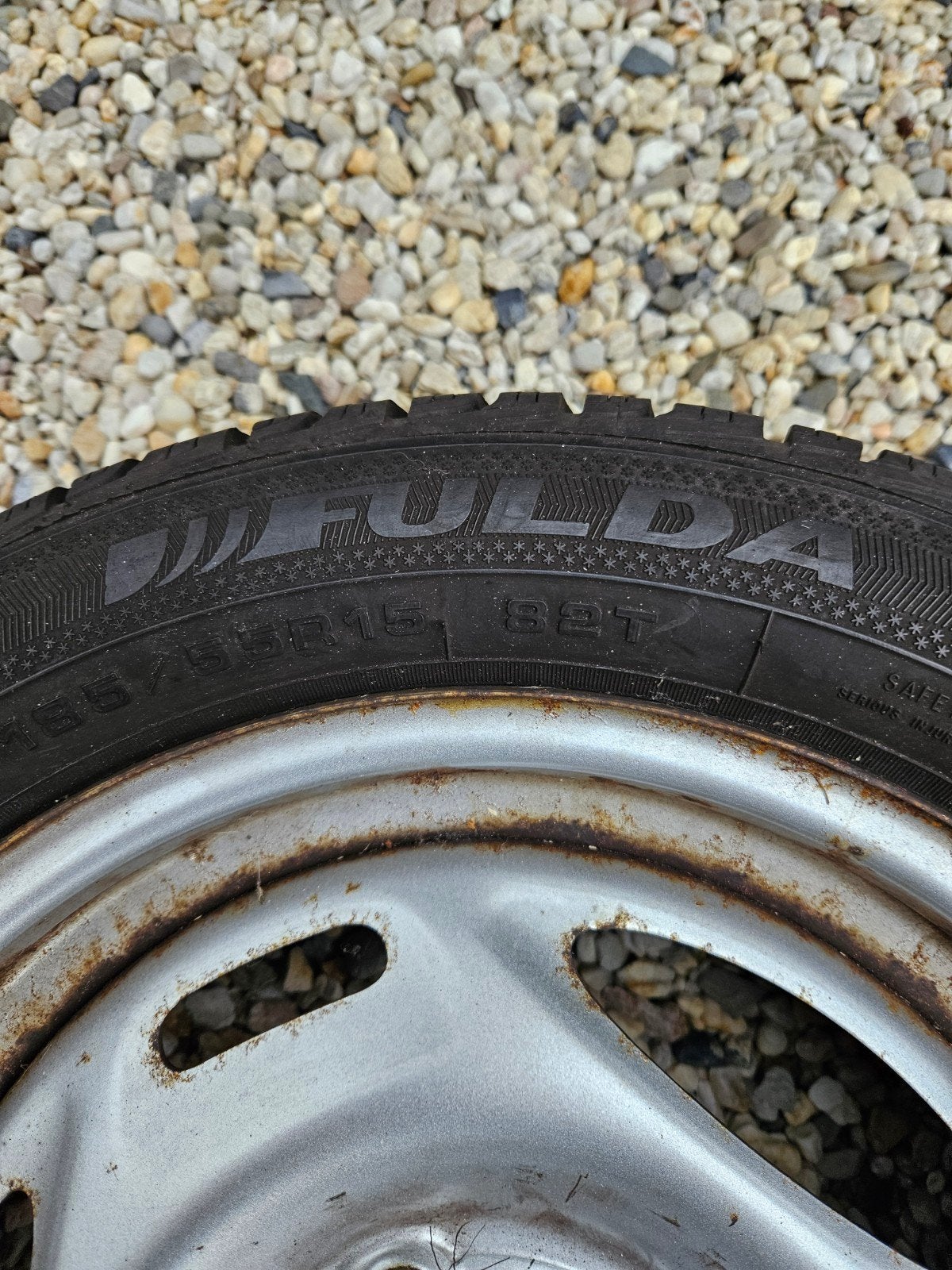Fulda Winterbanden 185/55R15 met stalen velgen en doppen, Auto-onderdelen, Banden en Velgen, Ophalen, Gebruikt, 15 inch, Banden en Velgen