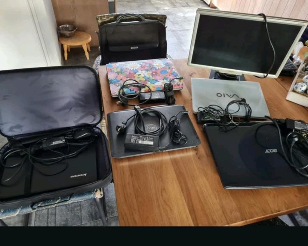 4 laptops, 1 computerscherm, 2 laptoptassen, 2 toetsenborden, Ophalen of Verzenden