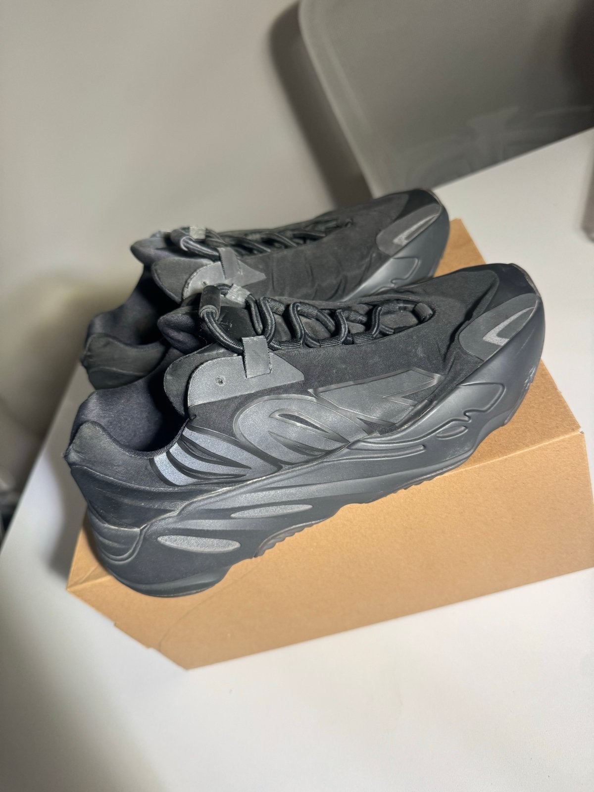 Adidas Yeezy Boost 700 MNVN Triple Black, Ophalen of Verzenden, Zo goed als nieuw, Zwart, Sneakers of Gympen