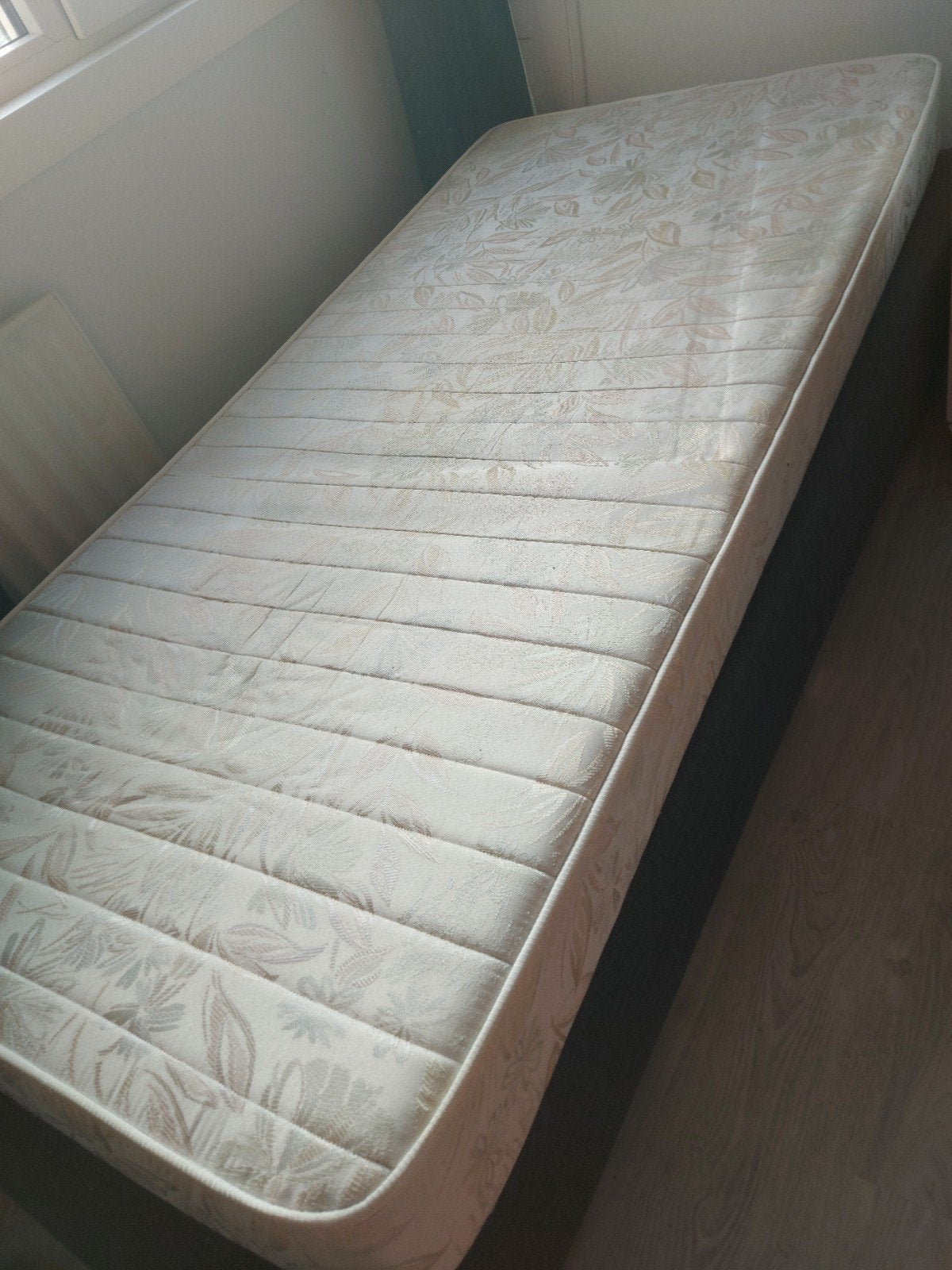 Gratis bedbodem/ boxsping met matras, eenpersoons, Ophalen, 90 cm, Eenpersoons, Zo goed als nieuw