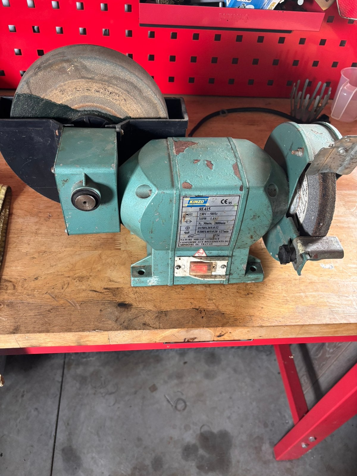 Te koop prima slijpmachine droog en nat slijpen, Ophalen of Verzenden, Zo goed als nieuw, Minder dan 700 watt, Werkbankslijpmachine