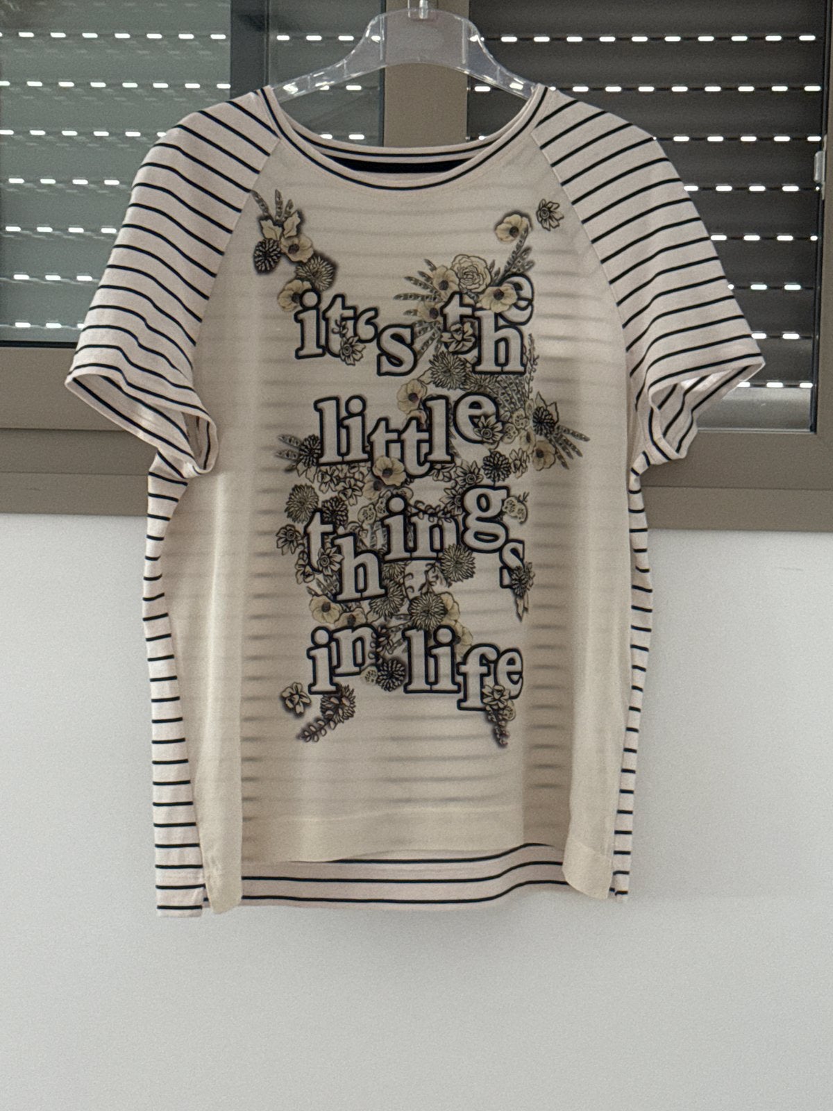 Marc Cain gestreept T-shirt met bloemenprint en tekst, Kleding | Dames, Wit, Maat 42/44 (L), Nieuw, Ophalen of Verzenden