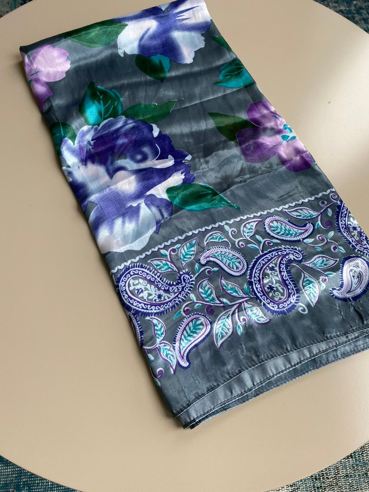 Bloemen sjaal gladde stof, Kleding | Dames, Mutsen, Sjaals en Handschoenen, Ophalen of Verzenden, Zo goed als nieuw, Sjaal