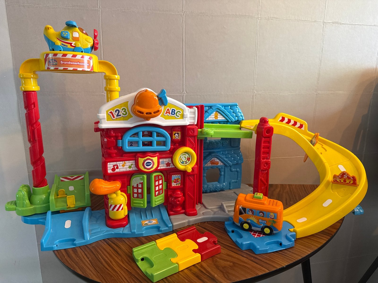 VTech Toet Toet Auto's: Vliegveld & Brandweergarage met 6 vo, Ophalen of Verzenden, Gebruikt