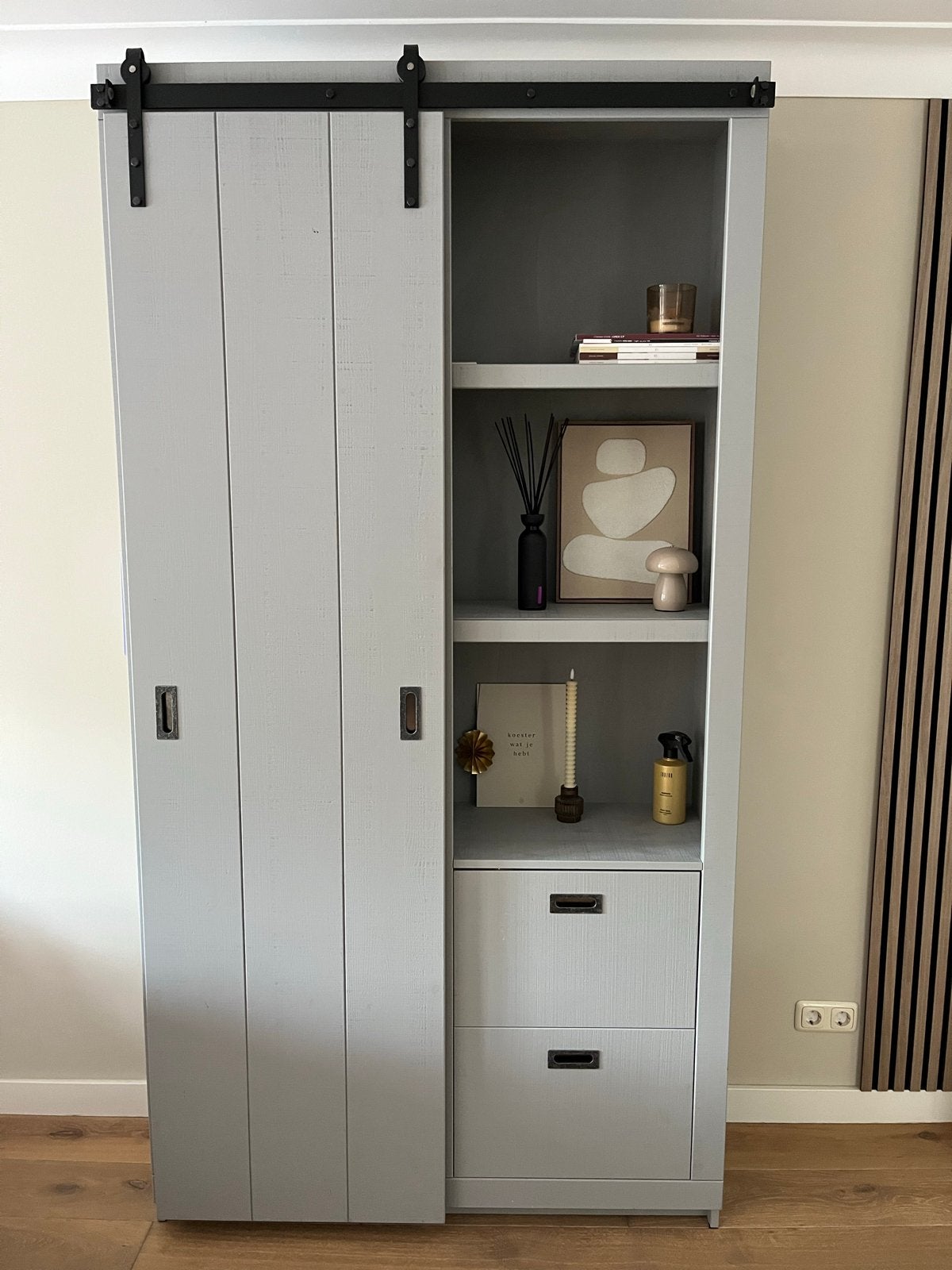WOOOD Barn Kast - Grijs met schuifdeur, Huis en Inrichting, Kasten | Kledingkasten, Ophalen, Gebruikt, 100 tot 150 cm, 200 cm of meer
