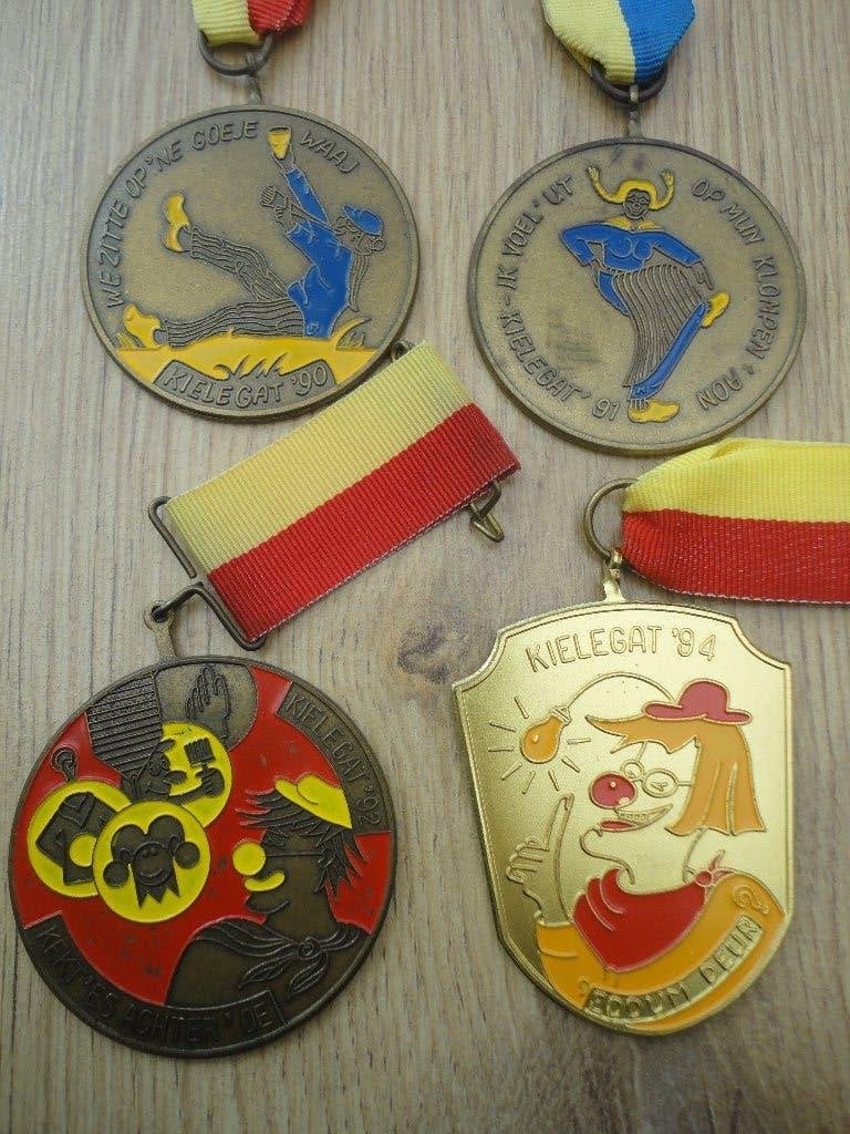 Diverse carnavalsmedailles Kielegat Breda 90, 91, 92, 94, Hobby en Vrije tijd, Ophalen of Verzenden, Gebruikt, Versiering, Carnaval