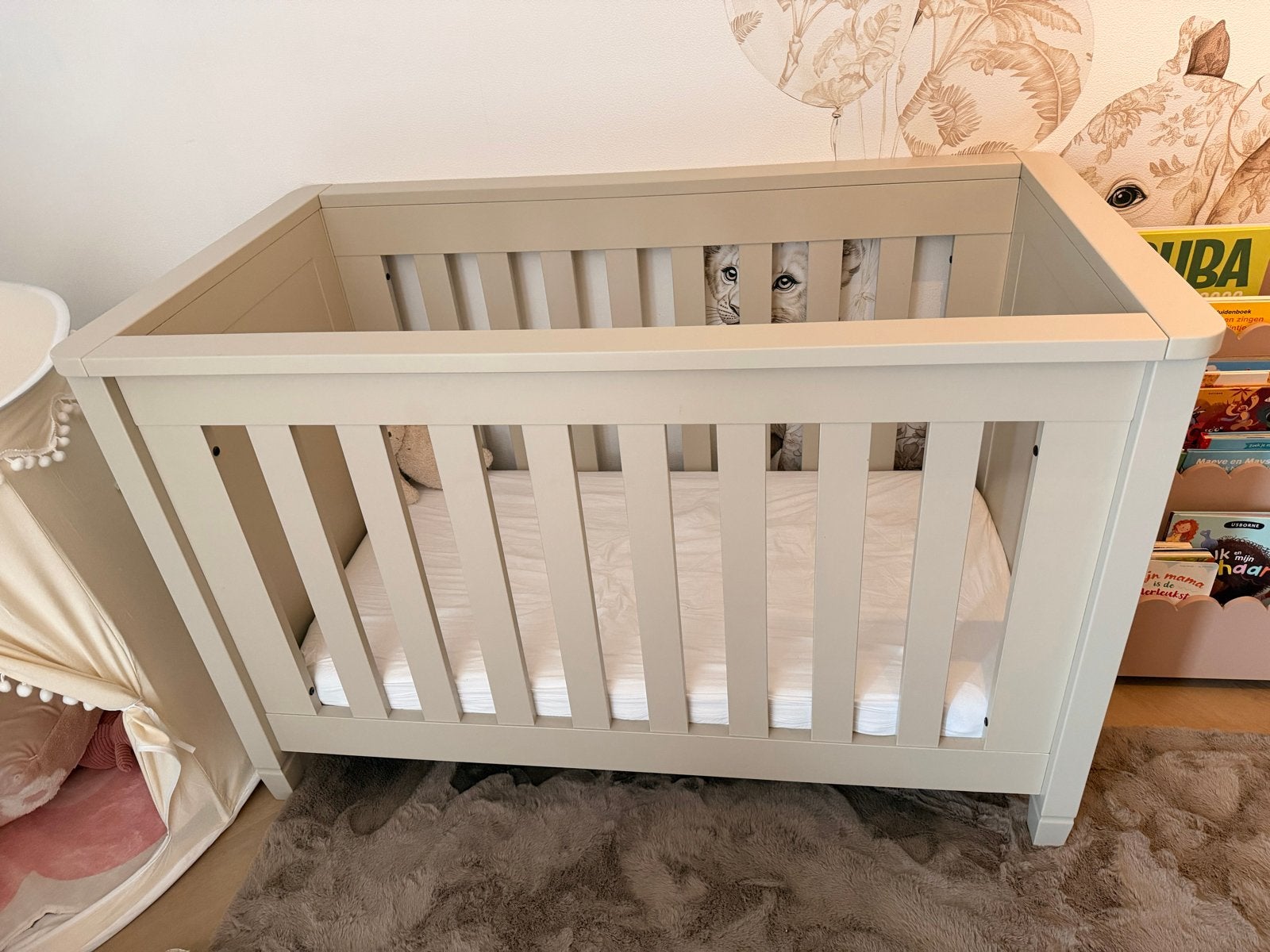 Ledikant 60x120 Babydump Marbella Taupe met matras, Ophalen, 190 cm of minder, Zo goed als nieuw, Overige kleuren