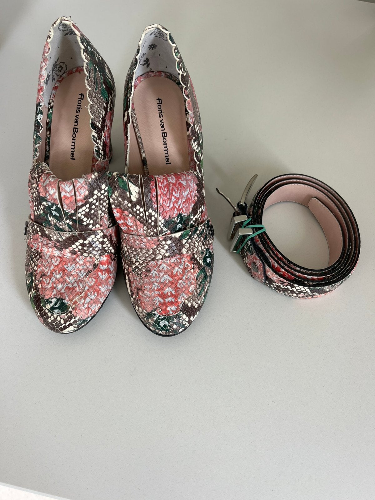Te koop Floris van Bommel pumps inclusief riem, Pumps, Overige kleuren, Ophalen of Verzenden, Zo goed als nieuw