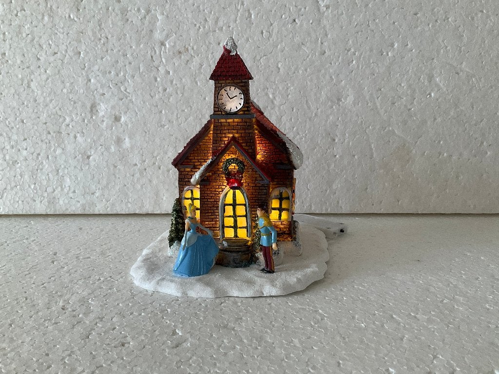 kerstdorp kerk met Disney figuren Assepoester en Prins, Verzamelen, Disney, Ophalen of Verzenden, Assepoester of Belle, Zo goed als nieuw