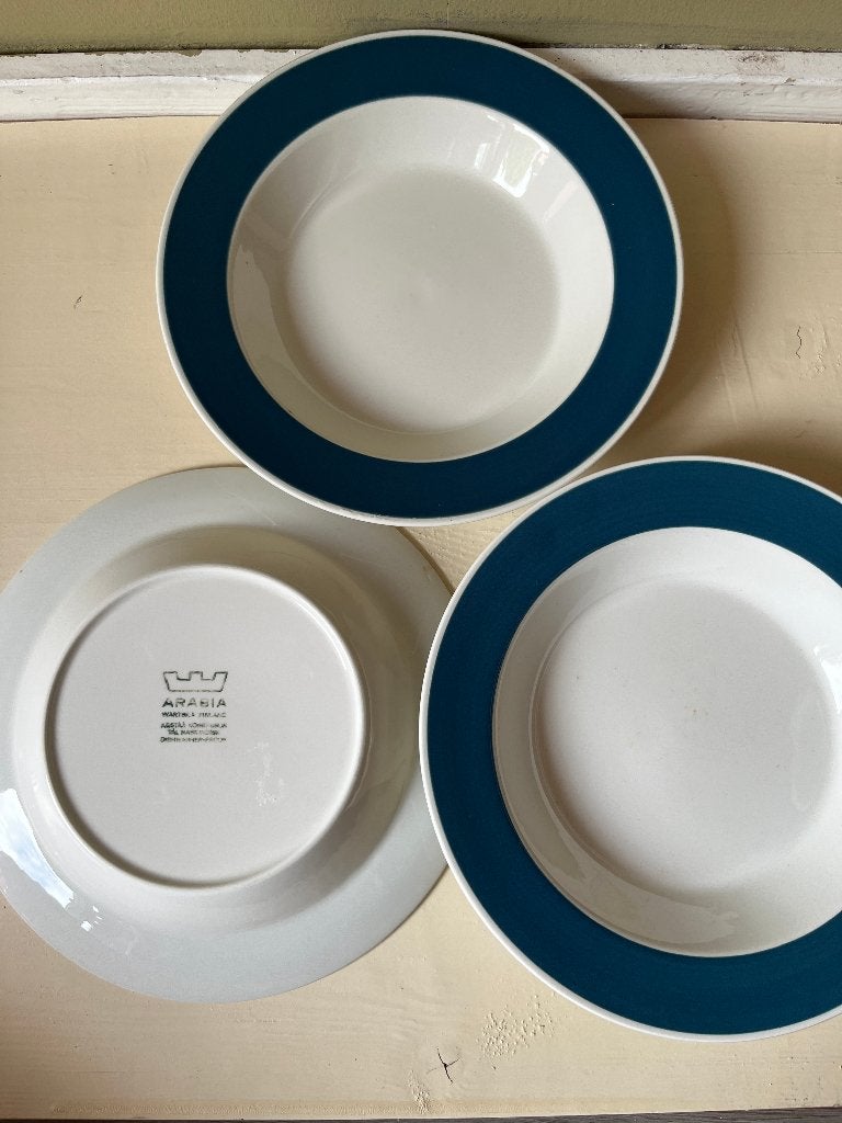 3 diepe witte borden met blauwe rand - Arabia Finland, Arabia, Keramiek, Vintage, Ophalen of Verzenden