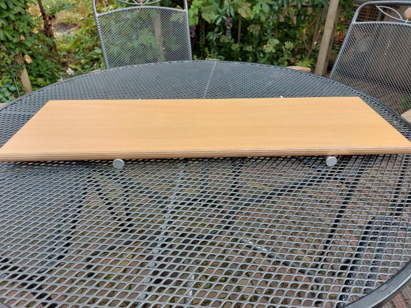 4 Wandplanken  met twee steunen. Kleur licht grenen. Afm. 25, Ophalen, Gebruikt
