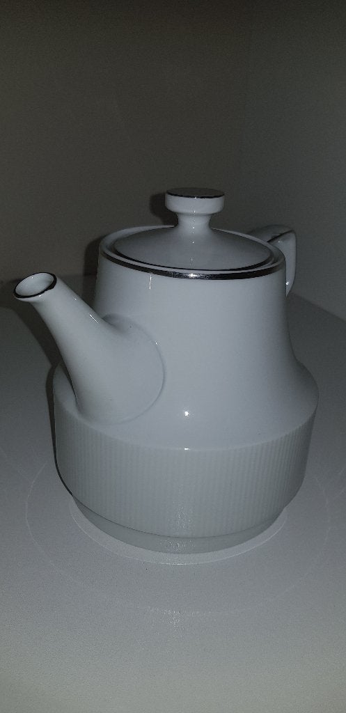Prachtige witte Poolse Chodzież theepot met zilveren randje., Theepot/fluitketel, Ophalen of Verzenden, Zo goed als nieuw, Wit