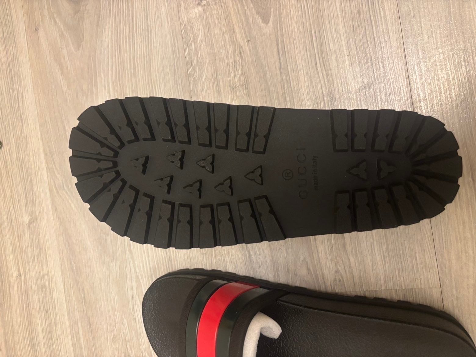 Gucci Heren Slippers - Zwart met Rood/Groene Band, Kleding | Dames, Schoenen, Ophalen of Verzenden, Nieuw, Zwart, Slippers