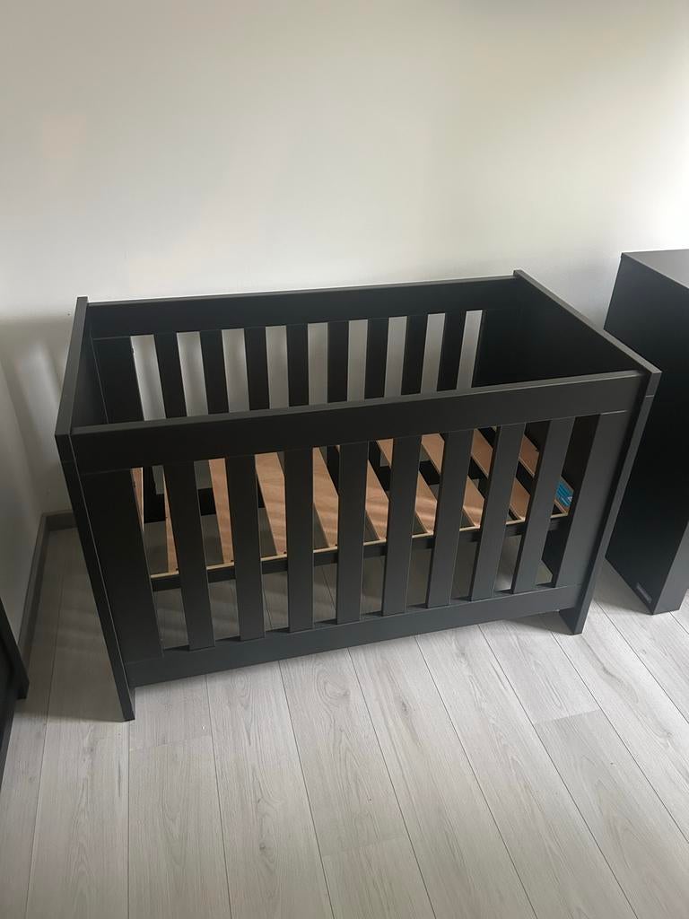 Babykamer Kopenhagen zwart: Commode + Ledikant 70x140, Ophalen of Verzenden, Zo goed als nieuw, Jongetje of Meisje