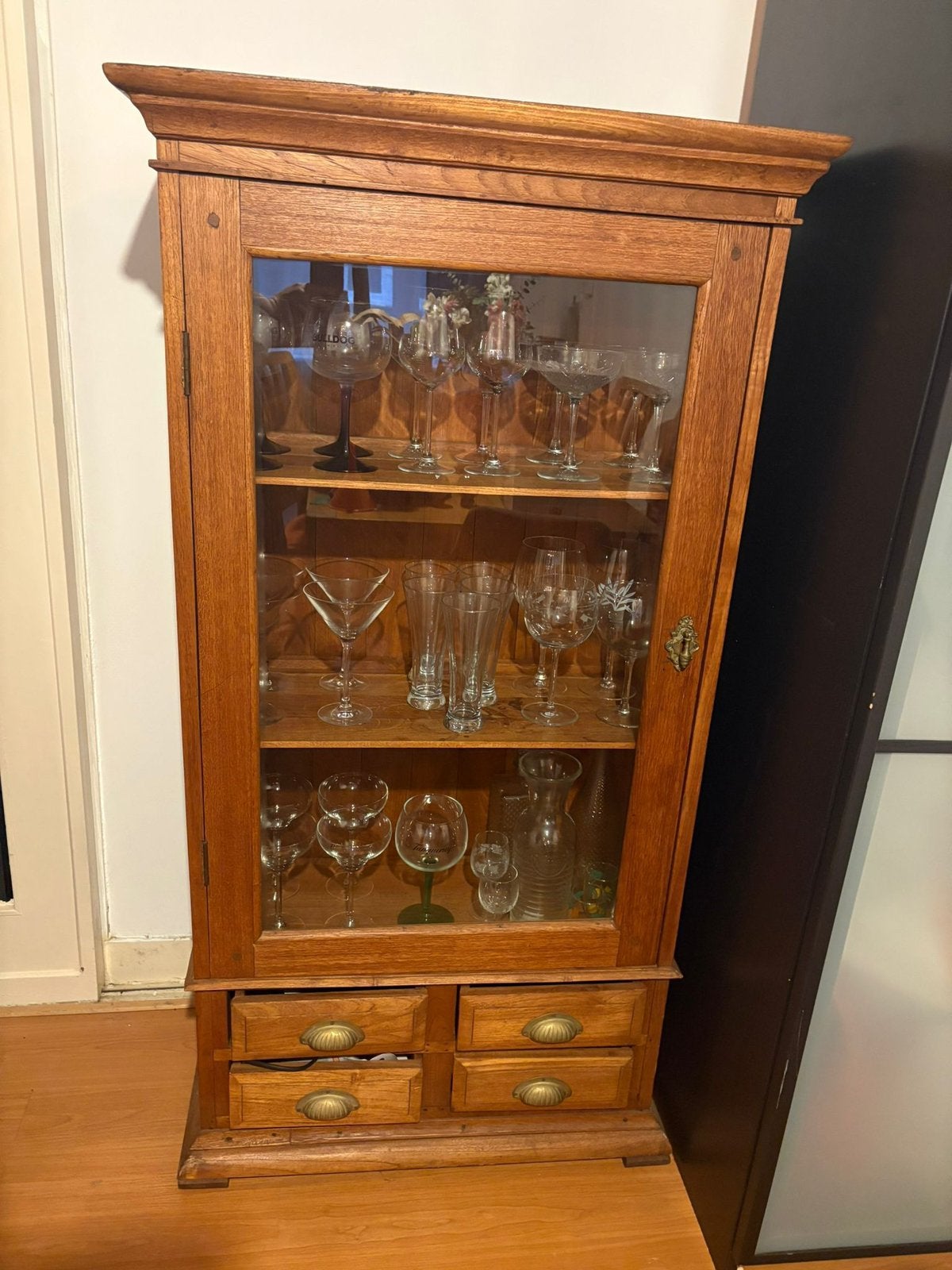 Mooie antieke drankkast / vitrinekast van massief hout, Ophalen of Verzenden