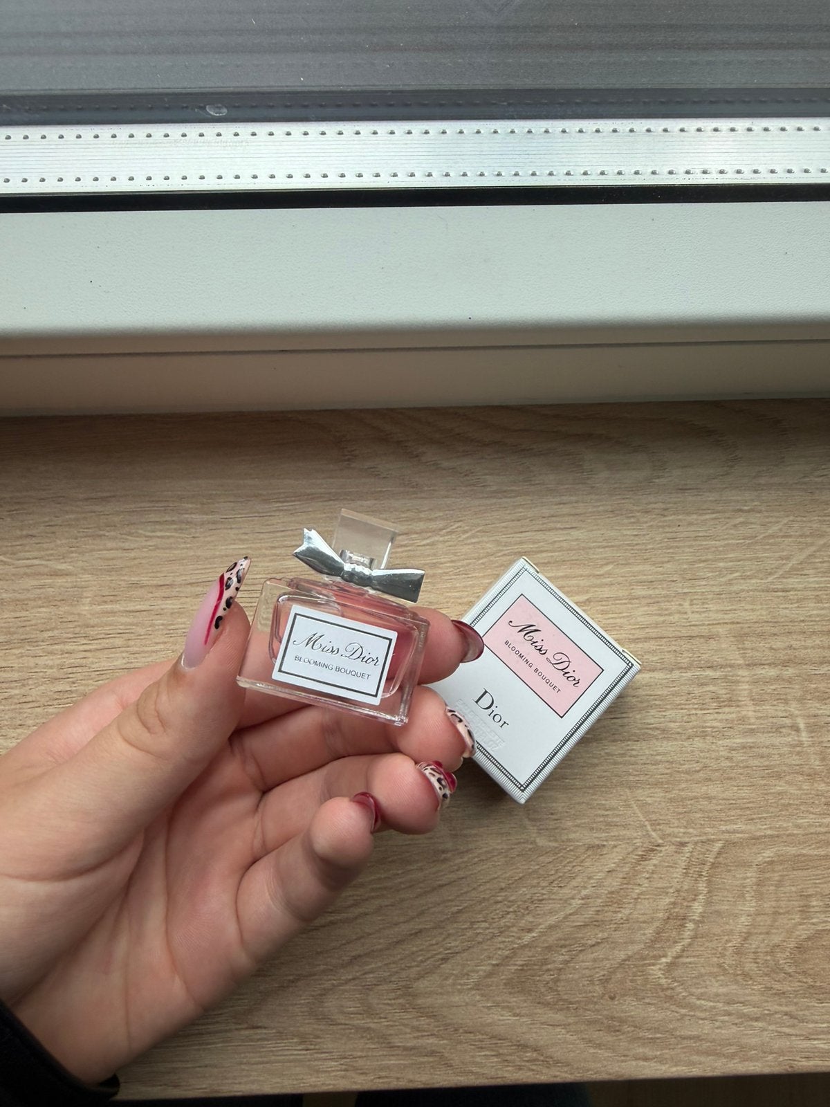 Miss dior mini parfum, Ophalen of Verzenden, Zo goed als nieuw, Gehele gezicht