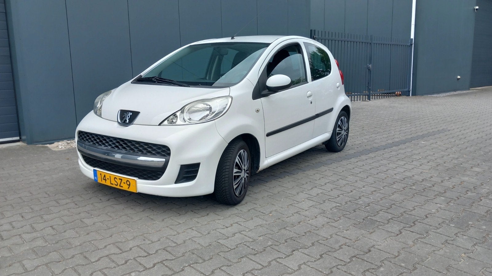 Peugeot 107 1.0 12V 5DR 2010 Wit, Voorwielaandrijving, 4 stoelen, Origineel Nederlands, Handgeschakeld
