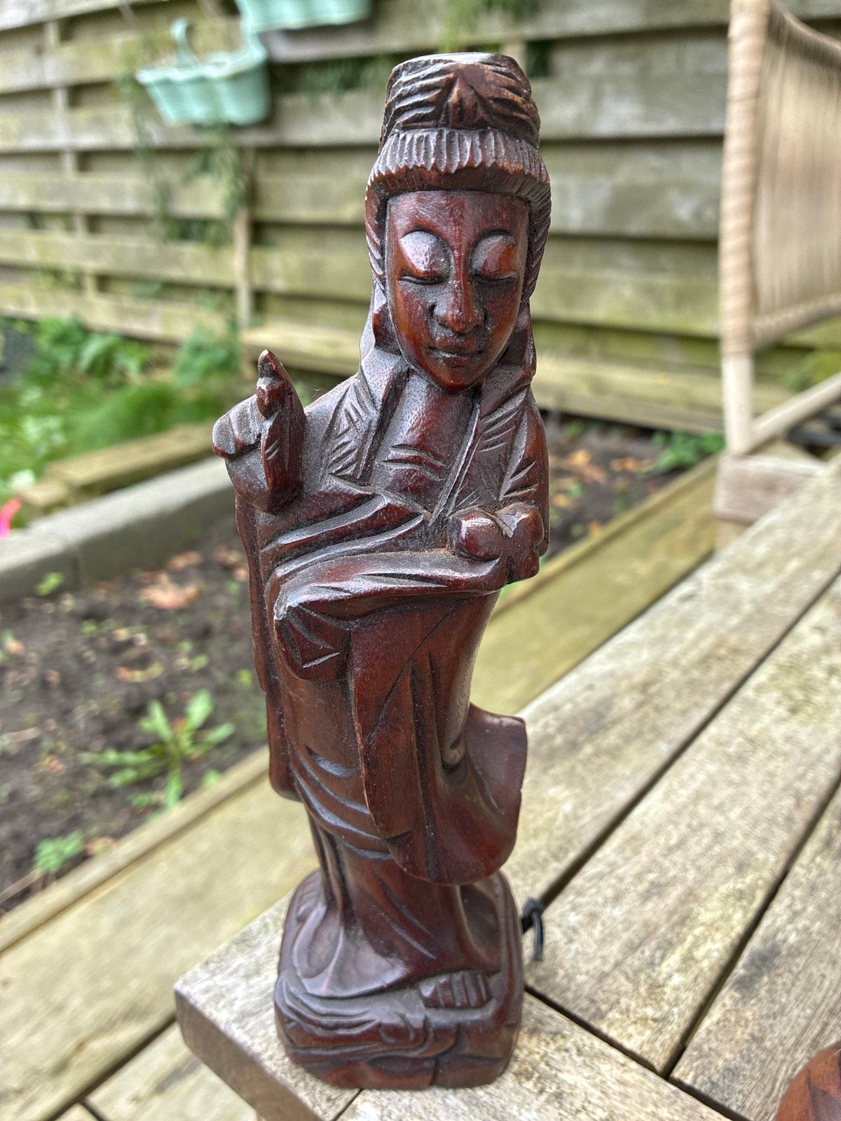 Handgesneden houten beeld van een Aziatische figuur, Ophalen of Verzenden, Handgemaakt, 20 - 50 cm, Beeld