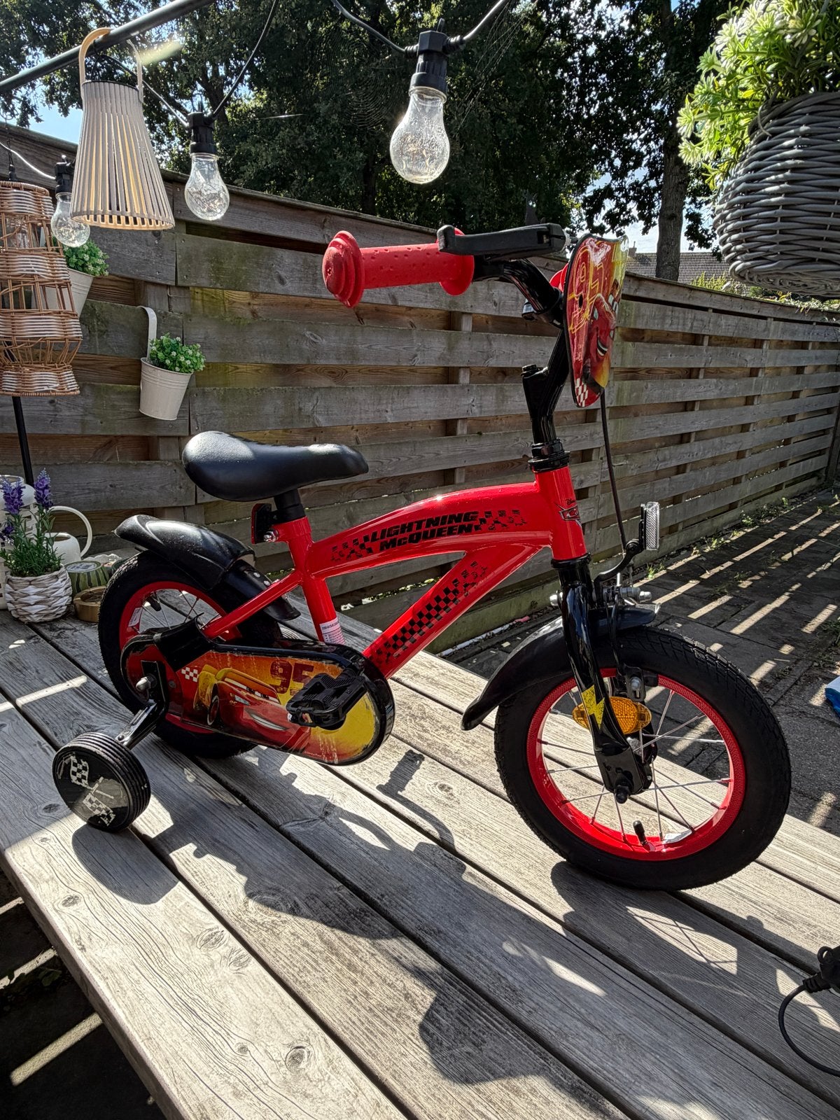 Kinderfiets 12 inch Lightning McQueen - Zo goed als nieuw, Ophalen, Terugtraprem, Zijwieltjes, Minder dan 16 inch