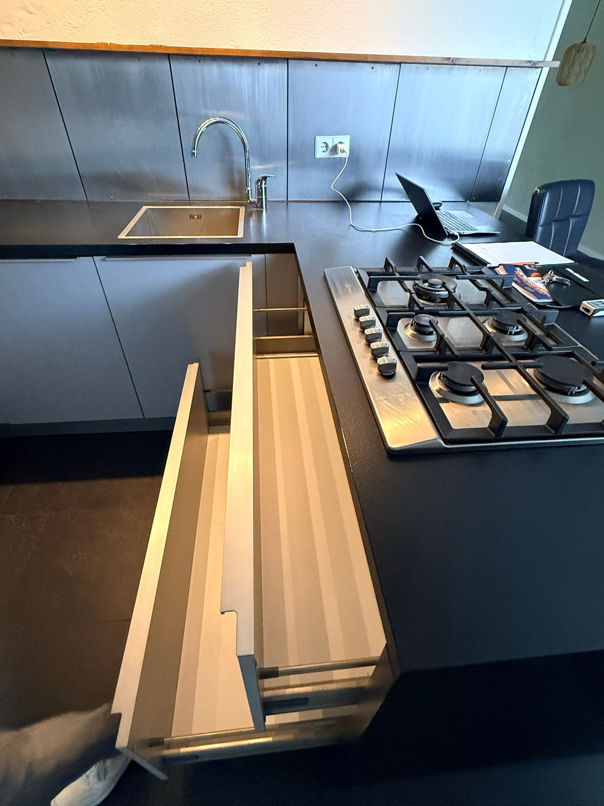 Foto 12 van Moderne U-keuken met inbouwapparatuur