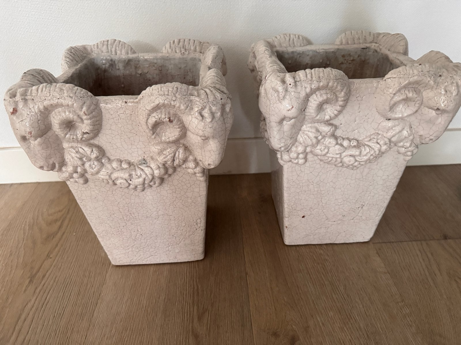 Twee bloempotten, Tuin en Terras, Bloempotten, Ophalen, Vierkant, Aardewerk, Minder dan 40 cm