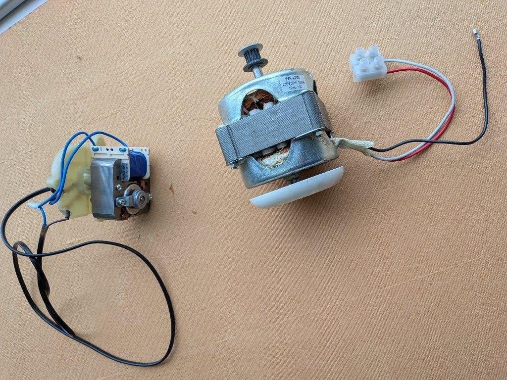 Elektromotoren, 2 stuks (klein), Doe-het-zelf en Verbouw, Motoren, Ophalen of Verzenden, Gebruikt, Elektromotor, Minder dan 1400 rpm