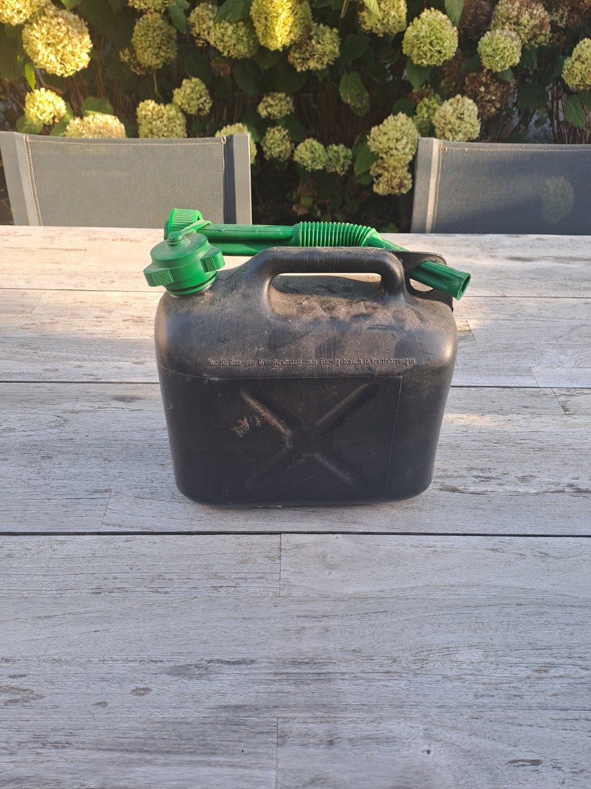 Zwarte jerrycan met groene schenktuit, Ophalen of Verzenden