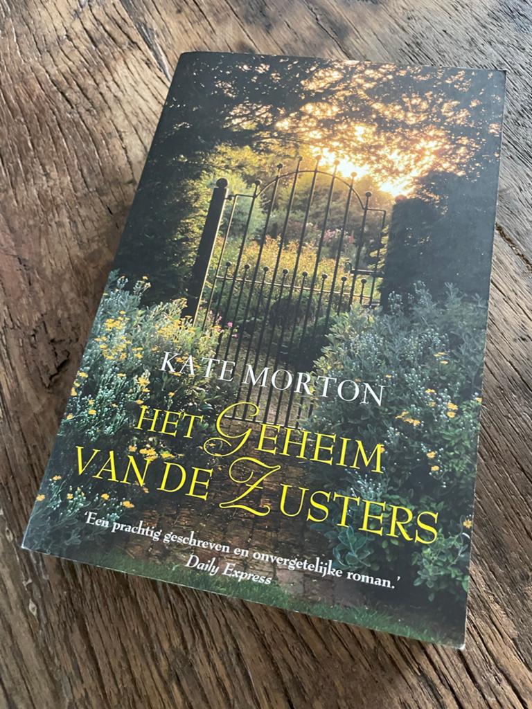 Het Geheim van de Zusters - Kate Morton, Ophalen of Verzenden, Zo goed als nieuw, Europa overig