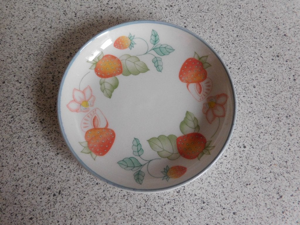 Bord 10 cm. Strawberry Garden Johnson Brothers, Overige merken, Ophalen of Verzenden, Zo goed als nieuw, Bord(en)