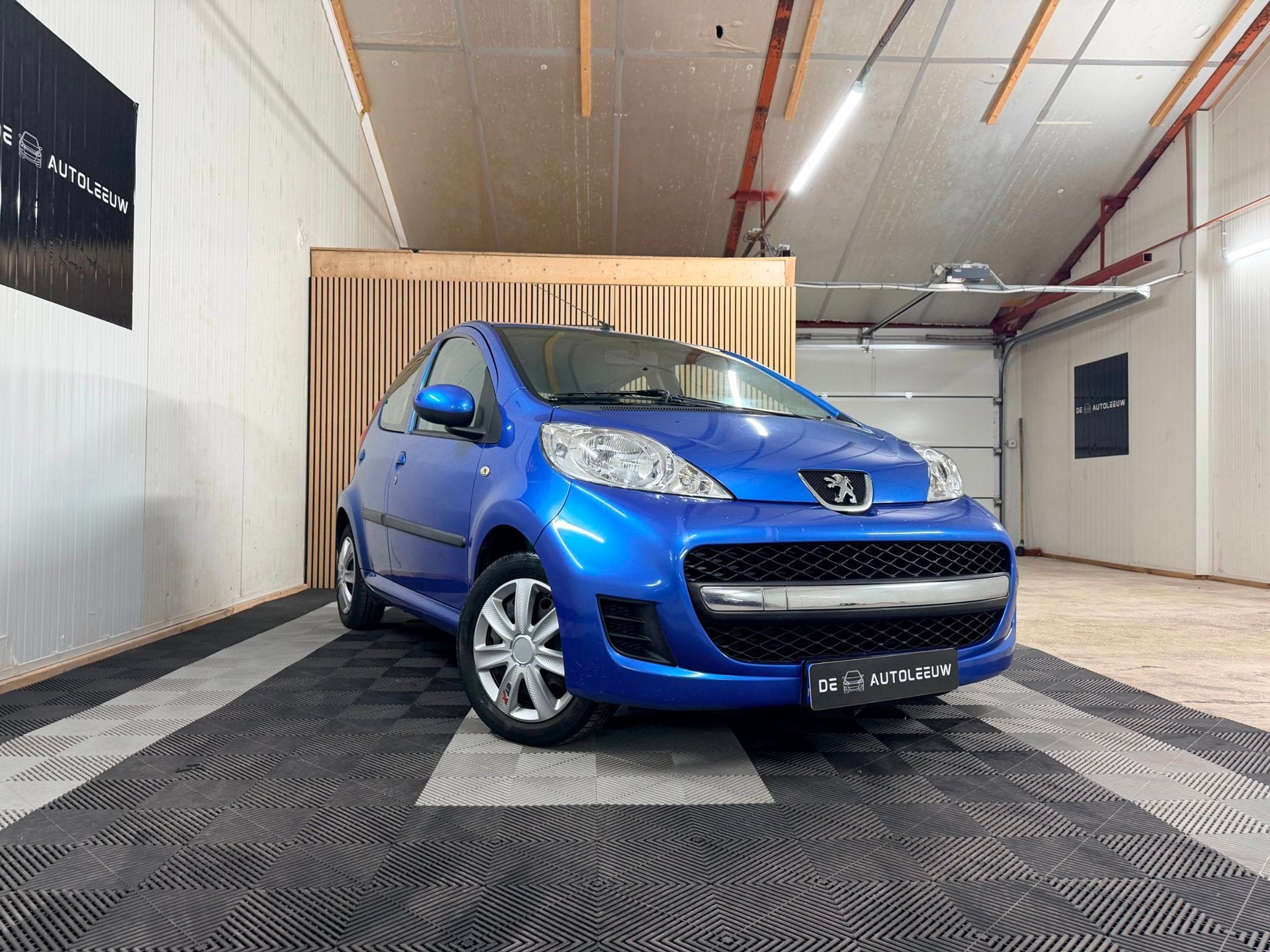 Peugeot 107 1.0-12V Urban Move|Airco|NW Koppeling|NAP, Auto's, Voorwielaandrijving, Stof, Gebruikt, Zwart