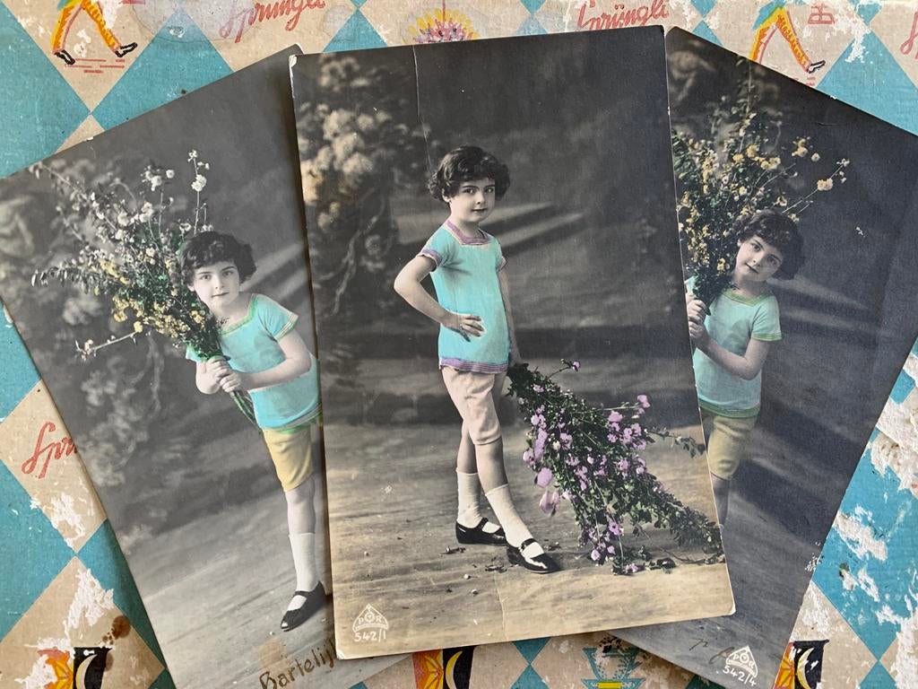 Kindje met bloemen (NN), Ophalen of Verzenden, 1920 tot 1940, Gelopen, Kinderen