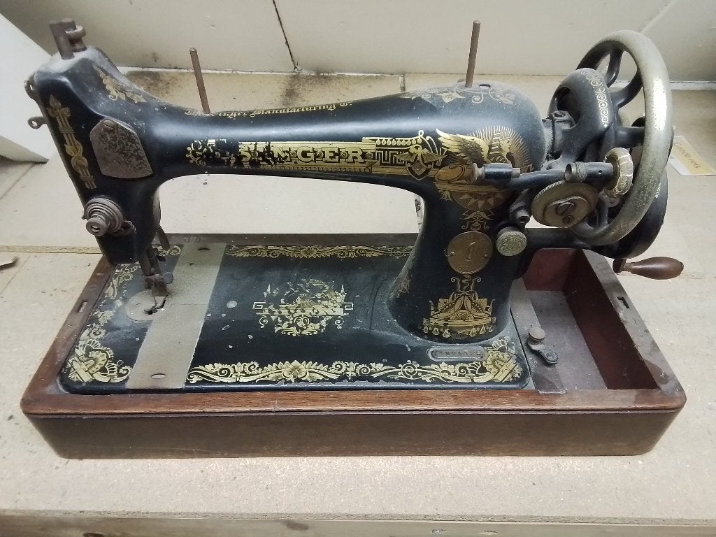Oude Singer naaimachine., Ophalen