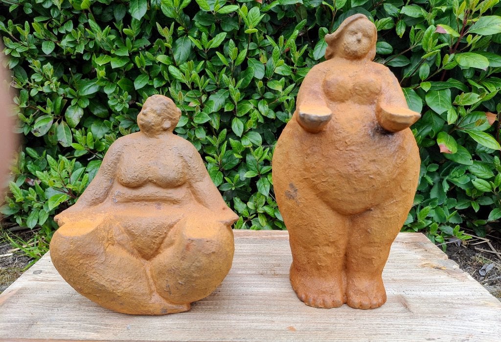 Leuke nieuwe abstracte dikke dames gietijzer 2 modellen., Tuin en Terras, Tuinbeelden, Ophalen of Verzenden, Nieuw, Metaal, Mensenbeeld